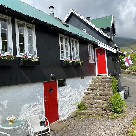 Charming And Authentic Heritage Retreat In Kvivik - Right Next To The River Eksteriør billede