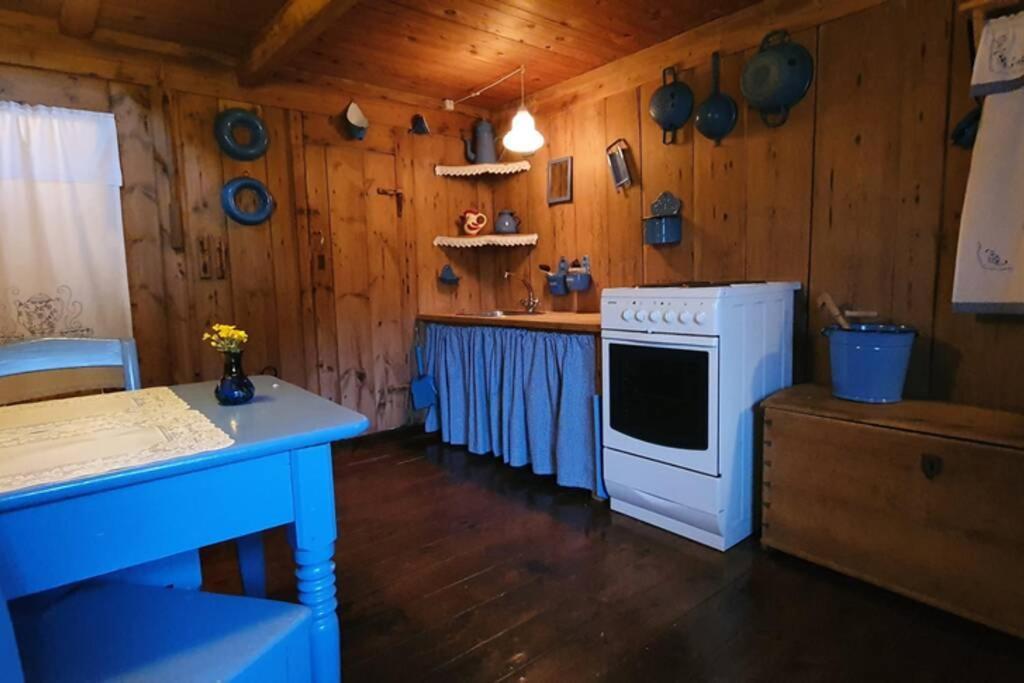 Charming And Authentic Heritage Retreat In Kvivik - Right Next To The River Eksteriør billede