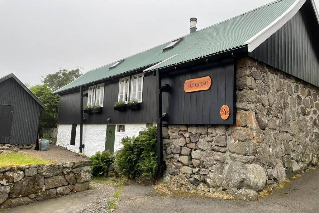 Charming And Authentic Heritage Retreat In Kvivik - Right Next To The River Eksteriør billede