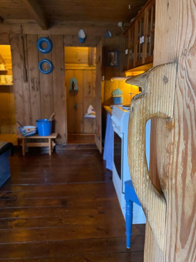 Charming And Authentic Heritage Retreat In Kvivik - Right Next To The River Eksteriør billede